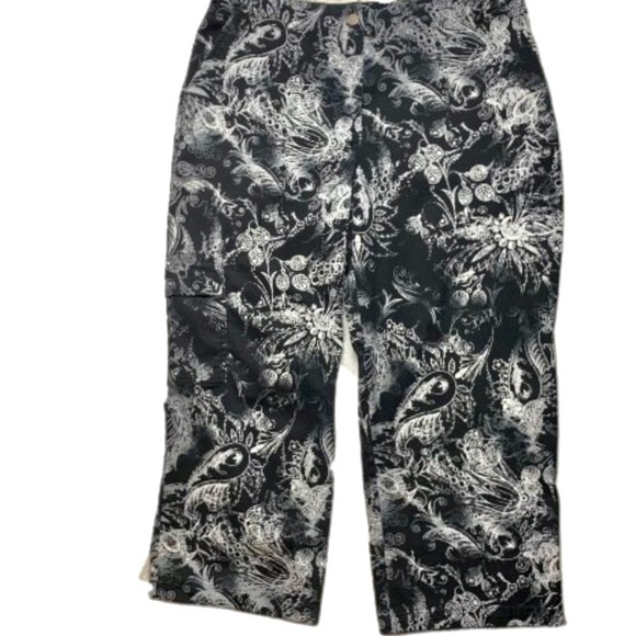 Chico's Women’s Crop Pants 3R/16 Black White Cargo Lightweight Snap Back Pockets - Picture 1 of 9